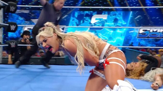 ジェイドを救うも、自身も悶絶するティファニー