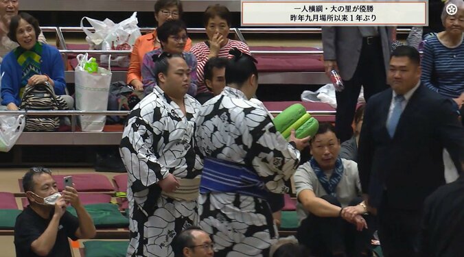 横綱・大の里の“規格外”な副賞で付け人に異変 カメラが捉えた“ざわつき”の瞬間「なんでみんな嬉しそうなんだw」ファンほっこり 3枚目
