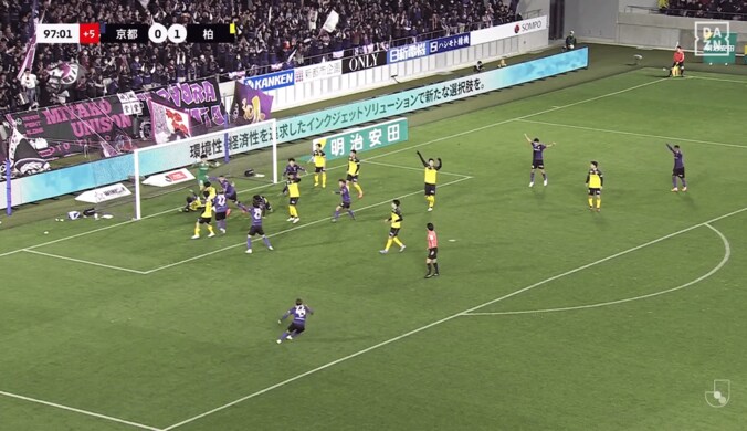 【写真・画像】「何やってるんだ！」FC東京守護神の“衝撃失点”にSNS騒然…「ちょっとお粗末」「なに余裕こいてるんや」「やらかしてるな」野澤大志ブランドンが痛恨ミスの瞬間　1枚目