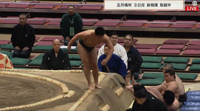 五月場所の際は、ニット帽のいつものスタイル