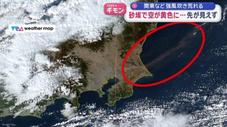 茶色い砂のようなものが海に