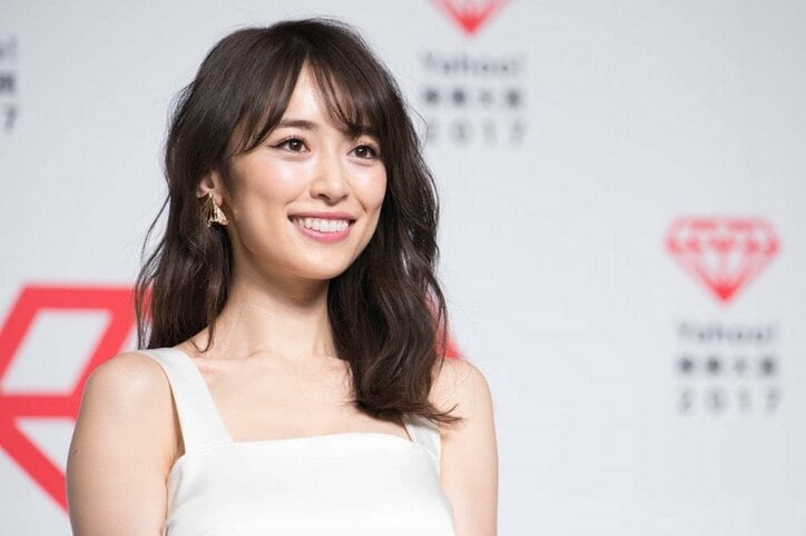 泉里香、“へそ出し”ファッションに絶賛の声「細い」「美ボディ」「セクシー」