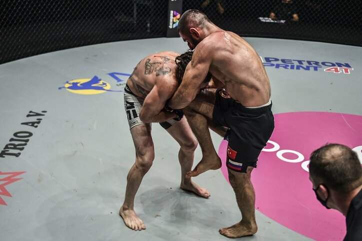 鼻が曲がっても心折れず “起死回生”のヒザで“逆転”初防衛 王者の意地に「鼻折れからの感動フィニッシュだ」