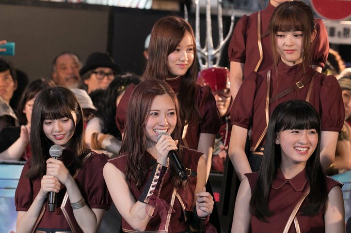 乃木坂46・西野七瀬、歌舞伎町で突然のアカペラ&ダンスに「恥ずかしい」と照れ笑い