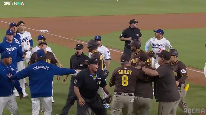 【写真・画像】大谷翔平も早々に“参戦” 死球を巡って大乱闘寸前…「ヤバいな」「こりゃあかん」たまらず争いの輪に駆け寄る瞬間　1枚目