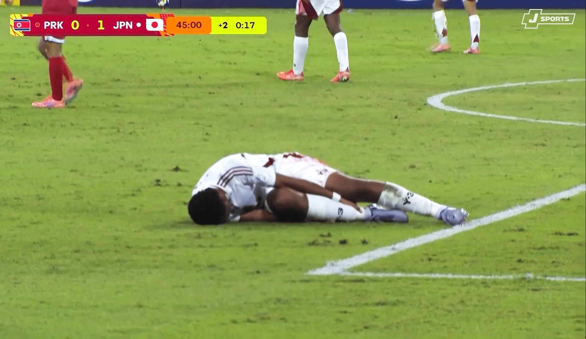 倒れ込んでしまったメンディー