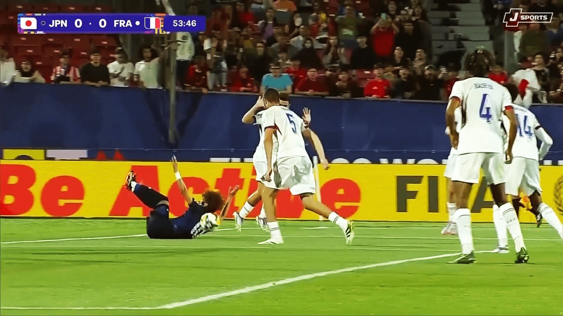 【写真・画像】「背中と右手を引っ張ってる！」U-20日本代表“疑惑のPK判定”に実況・解説がヒートアップ「ユニが伸びてます！」「お互いってことですか…」　1枚目