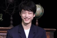 坂口健太郎、綾瀬はるかの美しすぎる横顔を激写「現場中に撮ったやつです」