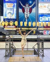 小嶋陽菜、大阪・道頓堀での“グリコサイン”ショットを披露し「ナイスポーズ」「美脚憧れる！」の声