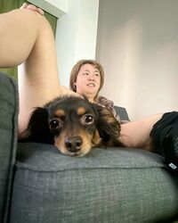 「安心してください、履いてますよ」ぺえ、愛犬とチームプレーで撮った“奇跡のギリギリショット”を公開