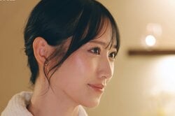 “恋愛ご法度”な相手とバスローブ姿でベッドへ…伝説のレースクイーン「見せて？今」大胆すぎる誘惑