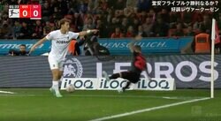 「俺のボールだろ！？」 堂安律、強靭なフィジカルからのタックルで相手選手を吹っ飛ばす！判定に思わず苦笑　爆速スピードで鬼プレスを炸裂した瞬間