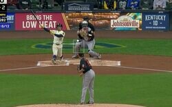 何故、当たらない…？ 菅野智之、打者を狂わせた「鬼制球」「不思議そう」 絶妙に“内角をエグる”カットボール→空振り三振に戸惑う