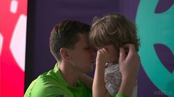 「ごめん、パパ負けちゃったよ」泣く息子を抱いて去る世界最高クラスGKシュチェスニーの父の背中