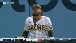 「ジャンプ力えぐない？」吉田正尚の大飛球に飛びついたタティスJrの身体能力がえぐい「飛びすぎだろう」