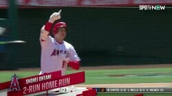 「みんな、俺打ったよ！」大谷翔平、ブルペンの仲間に向かってユニコーンポーズ