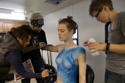 マッケンジー・デイヴィスが特殊メイクで人魚に！ 『タリーと私の秘密の時間』メイキング写真