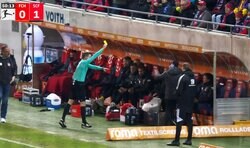 「そこからそこまでイエローカードな」ブチキレのコーチ陣が鬼形相レフェリーに“一斉警告”を食らう瞬間！判定と裁定にスタジアムは大ブーイング「今日の主審危うい」