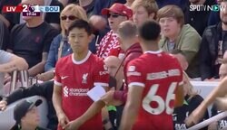 疑惑の“一発退場”で緊急事態！ リバプール遠藤航が電撃ピッチイン “熱すぎる指揮官”クロップ監督が気合の闘魂注入するアツすぎるシーンが話題に