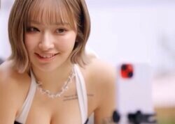 「ヤケクソで脱いだ」爆乳ボディの水着美女、撮影現場で不満をポロリ