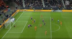 批判殺到！「どこ出してんだよ！」「何してんの…」ありえない痛恨ミス　ゆるいバックパスからボール奪取→電光石火のゴールを叩き込まれた瞬間