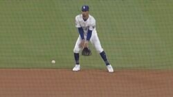 もうワケ分からん！ ド軍ベッツに爆速ゴロ…“まさかの光景”「エグすぎる」「すげえw」捕球直前に体勢がスゴいことになる「反射神経ハンパない」