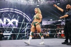 これもトレーニング？ “超筋肉”女子レスラー、ムキムキ姿でプロ級“高速お手玉”披露にファン驚愕「器用すぎる」