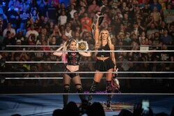 本当に39歳？ レジェンド女子レスラーの“衝撃”肉体美＆大胆ビキニ姿が「凄すぎる」ファン絶賛