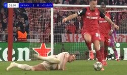 スタジアム震撼！ 怪物FW、怒りの“報復キック”炸裂の瞬間「めっちゃ蹴ってる」 強烈タックルで転倒→ブチギレて一撃「怖すぎだろ」