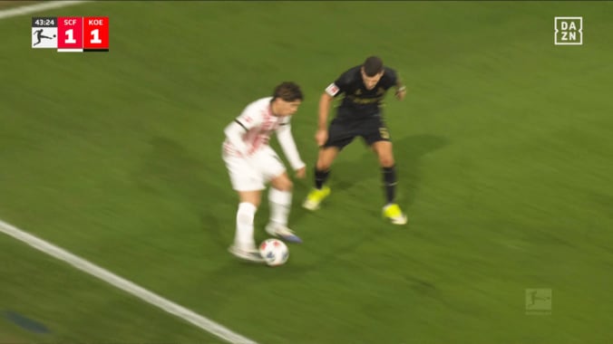 えっ、そこ通す？日本代表MF、絶品の“股抜きパス”で相手2人を無力化！鈴木唯人がタッチライン際から決定機演出 3枚目