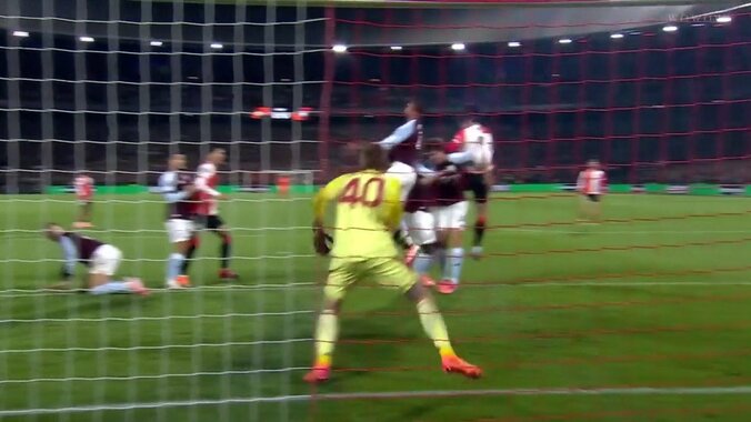 「審判おかしい」上田綺世の豪快ゴールが“誤審”で取り消し…スタジアム大ブーイング「どこがファウル？」物議を醸すジャッジにファンも監督も憤慨 3枚目