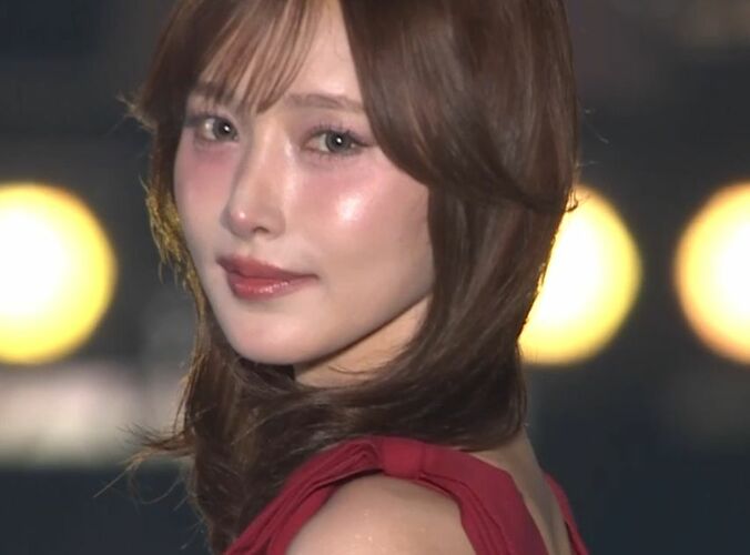 【写真・画像】“予約できない幻のキャバ嬢”プロデュースしたドレスで貫禄の関コレステージ！転機は愛媛のスカウト　2枚目