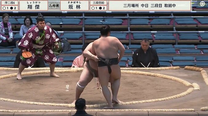 「50歳に見えない」現役最年長の長身力士、23歳年下の若手を堂々撃破 土俵下の品格にファンも注目「体の張りがすごい」「お辞儀も素敵」 3枚目