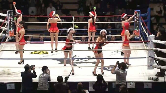 振りかぶって右腕を振った百田（中央手前左）