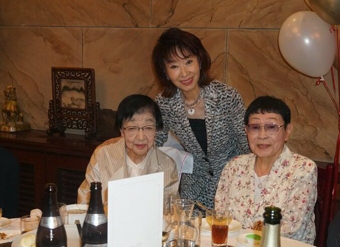 三田佳子、石井ふく子氏の誕生日会への出席を報告「すごい顔ぶれ」「貴重なお写真」の声 1枚目