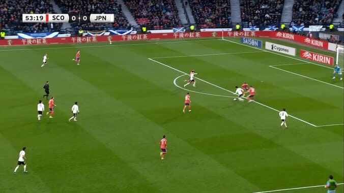 「今のどうなってんの…」三笘薫の“ビタ止めトラップ”が極上！難しい浮き球の処理に「S級なんよ」「レベチ」驚愕の声 5枚目