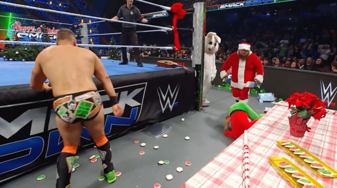 ミズに顔面キックをくらう戸澤