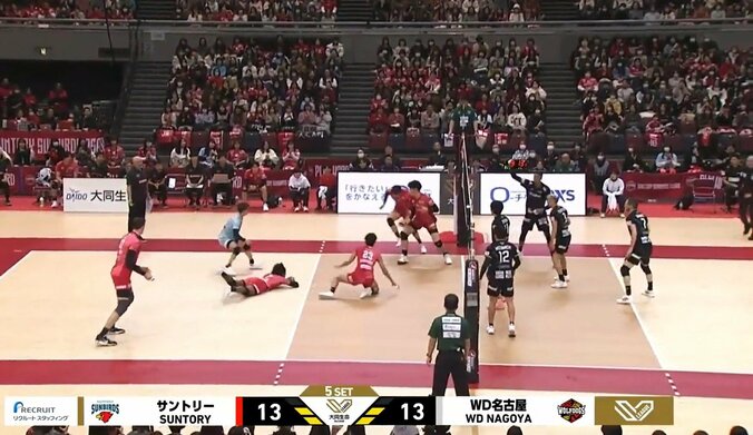 見事な足技レシーブ