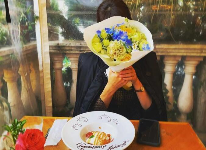  小池徹平の妻・永夏子、3回目の結婚記念日を報告「驚きのタイミングで取り出された」  1枚目