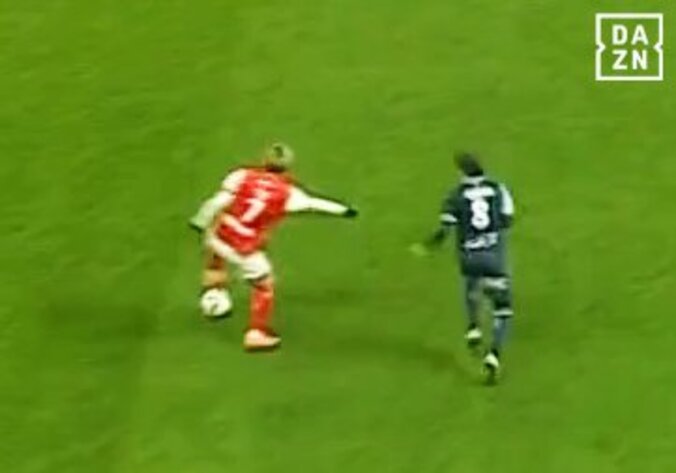 【写真・画像】漫画かよ！ 伊東純也に“４人マーク”の大包囲網！「ネイマールやん」「すげえな」超警戒されても軽々突破した瞬間　1枚目