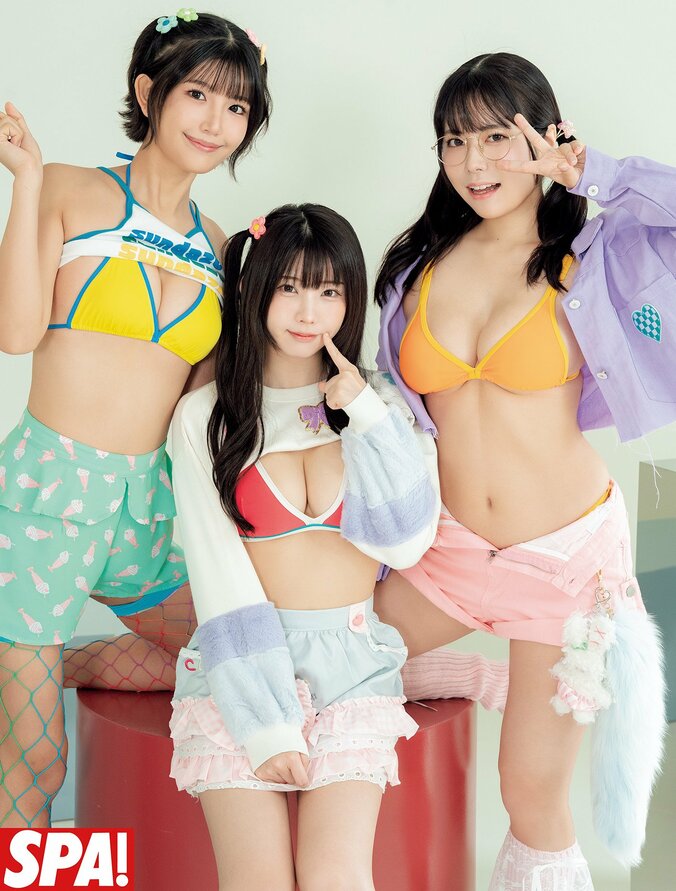 左から、南あみ・えなこ・東雲うみ