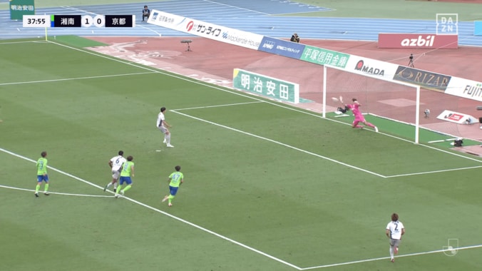 嘘だろ？“我慢”のPKストップに絶賛の嵐！「よく動かずに待った」「読みがお見事」湘南GKがど真ん中の強烈シュートを弾いた瞬間 4枚目