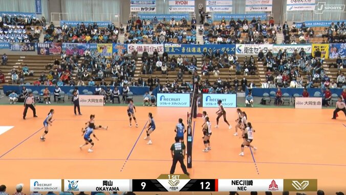 見事な開脚レシーブ