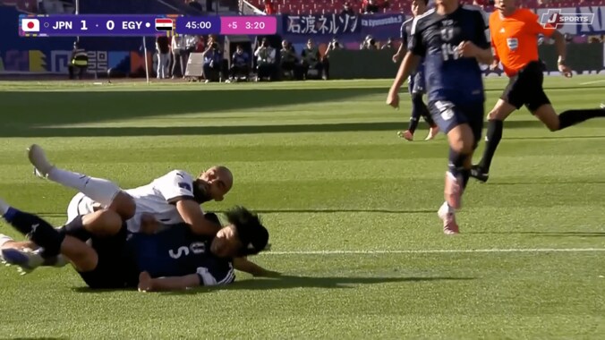 「何てことを！」日本代表キャプテンが危険な接触で悶絶…「大丈夫か？」市原吏音が顔を歪めファン心配【U-20W杯】 3枚目