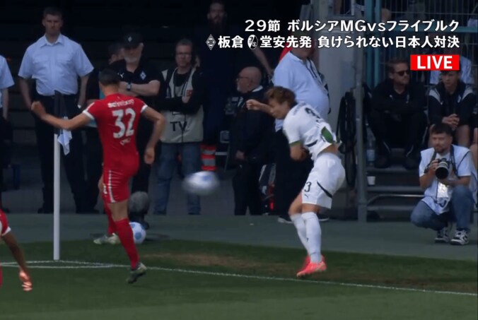 【写真・画像】「一瞬の判断」堂安律vs板倉滉の“ハイレベル攻防”に元日本代表DFが唸る！「マッチアップおもろすぎる」「堂安うま」「板倉ブロックがなければ…」ファンも大興奮のワンシーン　1枚目