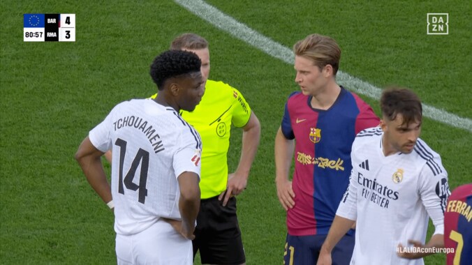 「スキャンダラスな誤審」vs「故意のハンドではない」クラシコの“PK疑惑”で大論争！バルサ系メディアが激怒＆マドリード系は判定支持 5枚目