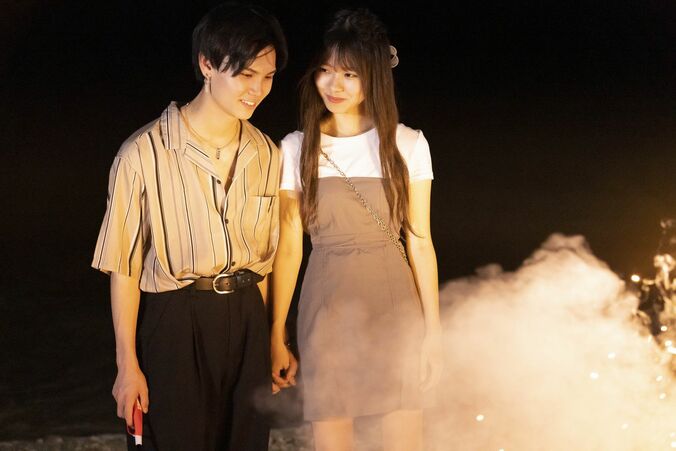 リベンジメンバー・うたな、体育会系男子と2人きりで夜の花火…手繋ぎも『恋ステ2021秋沖縄』第3話 1枚目