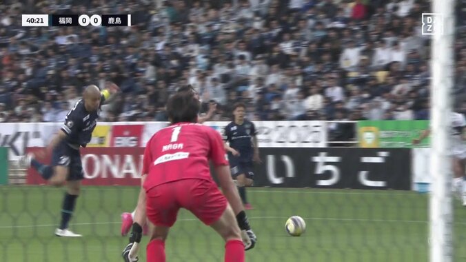 「これでPKはきつい」「手を出してるのは事実」“手”で突破を阻止!? 痛恨のPK献上シーンが物議「ほとんど触ってないやん」 3枚目