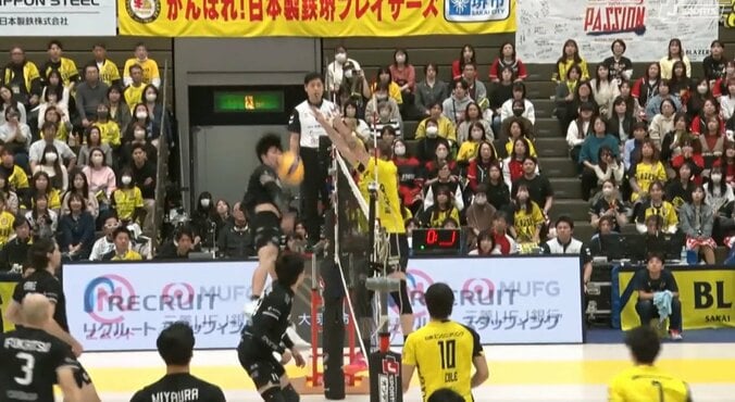 男子バレー、想像の“斜め上”をいく珍事 自陣にスパイクが… 高等すぎる技術が招いた驚きの光景 2枚目