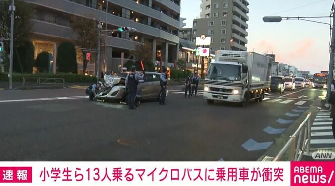 衝突した乗用車